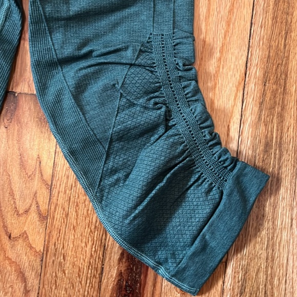 Lululemon in the flow crop - Picture 2 of 4